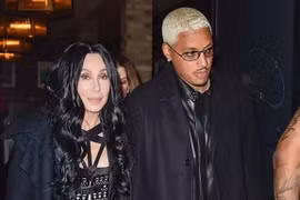 Ở tuổi U80, nữ danh ca Cher thừa nhận yêu chàng trai 36 tuổi