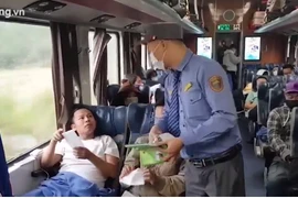 Video: Khách đi tàu Bắc - Nam bất ngờ vì được phát khẩu trang miễn phí
