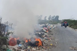 Nghìn tấn rác đốt giữa đường do 'tắc' bãi rác