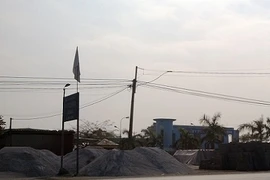 “Dân” lạ căng lều bạt quây kín công ty gas