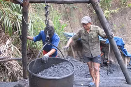 Nổ hầm than Hòa Bình: Oằn mình lo viện phí