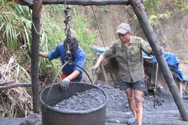 Nổ hầm than Hòa Bình: Oằn mình lo viện phí