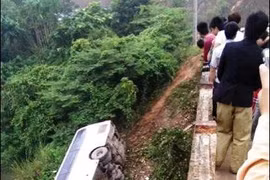 Xác định danh tính hai người xấu số vụ lật xe khách QL32