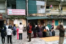 Dân phản ứng quá khích, cán bộ trốn trong nhà