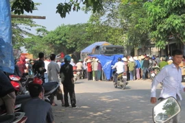 Một phụ nữ chết thảm dưới gầm xe tải