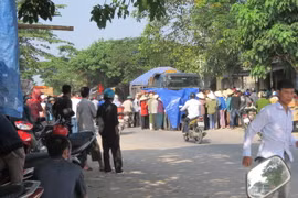 Một phụ nữ chết thảm dưới gầm xe tải