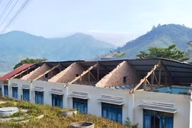 Lốc xoáy cuốn phăng nóc trường tiểu học