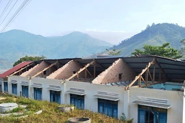 Lốc xoáy cuốn phăng nóc trường tiểu học