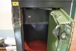 Két sắt bị phá nát bươm, 200 triệu "bay" theo kẻ trộm