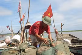 Siêu bão chưa xa, ngư dân vươn ra đánh cá