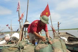 Siêu bão chưa xa, ngư dân vươn ra đánh cá