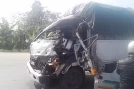 Xe tải nát đầu, lái xe thoát chết