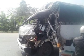 Xe tải nát đầu, lái xe thoát chết