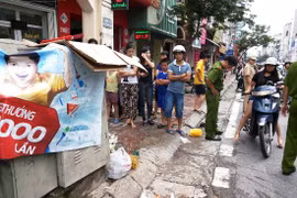 Phát hiện xác thai nhi bọc trong thùng mì tôm