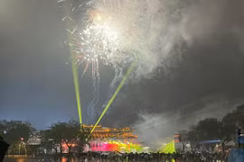 Người dân hân hoan chờ đón thời khắc mừng năm mới Ất Tỵ