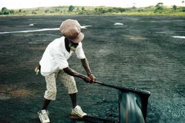 Hồ nước kỳ lạ, sở hữu hàng triệu tấn 'vàng đen'