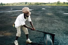 Hồ nước kỳ lạ, sở hữu hàng triệu tấn 'vàng đen'