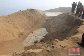 Đào đất đụng trúng 'quả bom' lạ, cảnh sát lập tức phong tỏa hiện trường