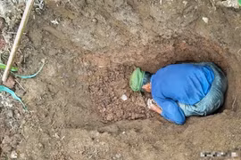 Leo núi đụng vật thể lạ, chuyên gia lập tức phong tỏa toàn khu vực