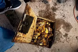 Sửa đường ống nước bất ngờ tìm thấy 'kho báu' 64 tỷ đồng