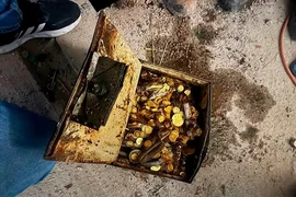 Sửa đường ống nước bất ngờ tìm thấy 'kho báu' 64 tỷ đồng