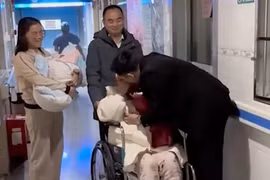 Chồng quỳ lạy cảm ơn vợ đã 'liều mạng' sinh con trai nóng MXH