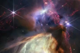 'Mắt thần' NASA tóm được hình ảnh vật thể 'xuyên không' trong vũ trụ