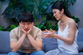 Em chồng mượn xe cả ngày, tối nhìn bình xăng tôi giận run người