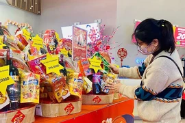 Dân ‘thắt lưng buộc bụng’, quà Tết giá rẻ ‘đắt như tôm tươi’