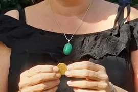 Dò kim loại trong vườn, người phụ nữ vớ bẫm báu vật 500 tuổi