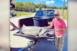 Người đàn ông vật lộn với 'thuỷ quái' nặng 68kg hơn 30 phút