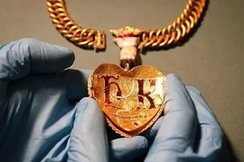 Dò kim loại giải khuây, giật mình phát hiện 'kho báu' vàng giá trị