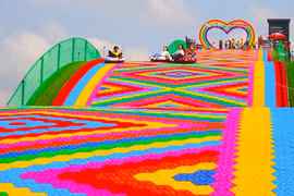 ĐBSCL: Du khách hào hứng trải nghiệm cầu trượt phao trên cạn đầu tiên 