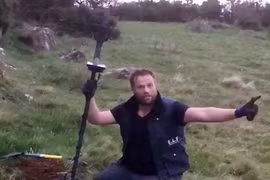 Tìm nhẫn cưới bị mất, vô tình phát hiện 'kho báu' khủng