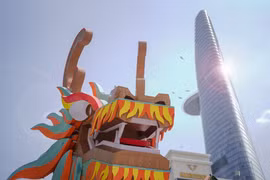 Ngắm linh vật rồng uốn lượn tại đường hoa Tết Nguyễn Huệ