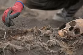 Kinh hãi mộ tập thể của 227 đứa trẻ bị hiến tế