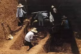 Mở mộ cổ, chuyên gia bối rối khi đụng trúng vật thể lạ xuyên không