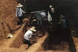 Mở mộ cổ, chuyên gia bối rối khi đụng trúng vật thể lạ xuyên không