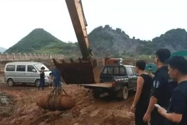 Đang thi công đụng vạc sắt khổng lồ, cảnh sát lập tức có mặt vì…