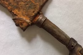 Đi chèo thuyền, bất ngờ vớt được thanh kiếm cổ từ thế kỷ 18