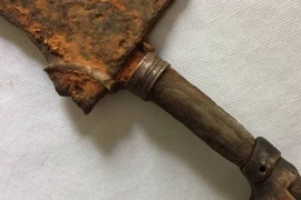 Đi chèo thuyền, bất ngờ vớt được thanh kiếm cổ từ thế kỷ 18