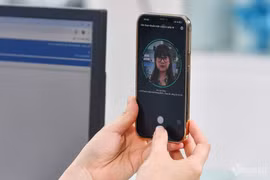 Loay hoay cài xác thực khuôn mặt để chuyển tiền, lo phải đổi điện thoại