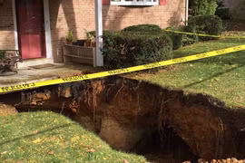 Đi tìm mèo, người phụ nữ bị hố tử thần 'nuốt chửng'