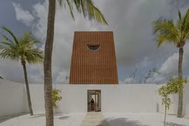 Ngôi nhà như ốc đảo giữa cồn cát, hút gió từ 4 phía