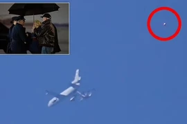 Sự thực bất ngờ về UFO bí ẩn bay theo Air Force One của Mỹ 
