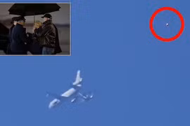 Sự thực bất ngờ về UFO bí ẩn bay theo Air Force One của Mỹ 