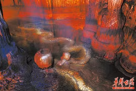 'Rồng thật' xuất hiện trong hang động, không ai dám lại gần 