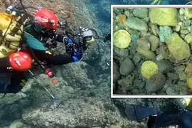 Dọn rác dưới biển, bất ngờ nhặt được 'kho báu' đầy vàng