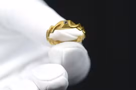 Đi bộ trên đồng, bỗng nhặt được 'kho báu' gần 1,3 tỷ đồng