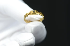 Đi bộ trên đồng, bỗng nhặt được 'kho báu' gần 1,3 tỷ đồng